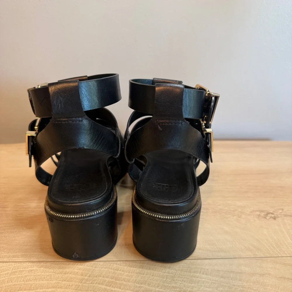 GB Gianni Bini Black Leather Gladiator Platform Sandals Gold Buckle Flatform 7